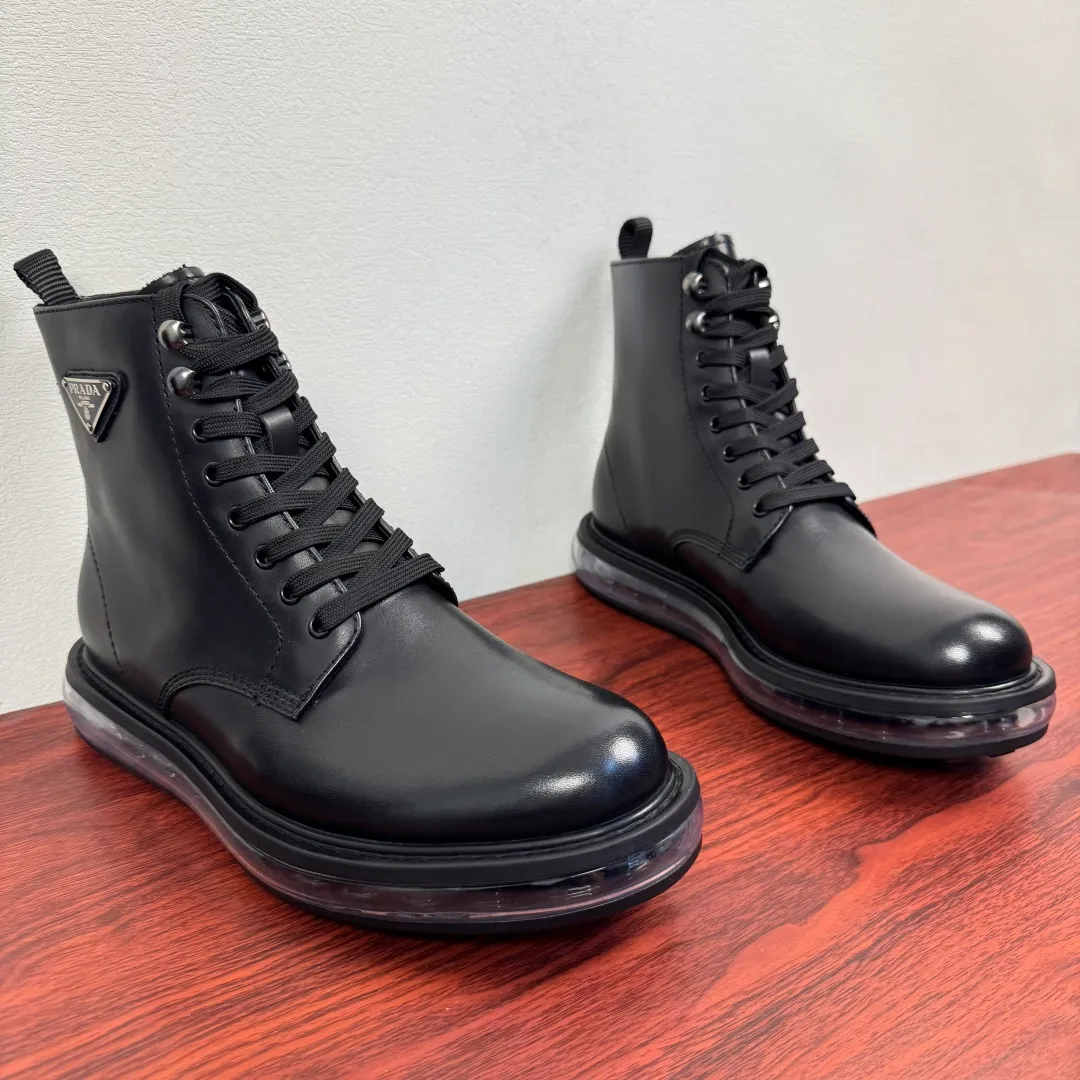 Batch 1020 Prada/Prada classic men's high-top air-cushion casual leather shoes, business formal leather shoes! Exclusive new air-cushion short boots for autumn and winter. Made in Guangdong, please pay attention to the details and pursue high quality. Italian original open-edge bead/matte calfskin styles are available. Low-key luxury, geometric tailoring, motorcycle imported from Germany, precision stitching, simple glossy surface, classic European and American style, clear water chestnuts, extended lace-up upper to better fit the shape of the foot, classic silver metal triangle logo details on the side, simple glossy surface, standard formal wear, full calfskin interior, exclusive gold label foot pads from P family, heel webbing heel, upper foot is stable and comfortable, original ultra-soft air cushion outsole, silver label PRADA letter logo decoration on the heel, rubber bottom layer wrapping, high comfort Excellent anti-slip performance, stitching technology, no slipping off the sole, more durable, 3.5CM thick sole, more adaptable, can enter and exit various occasions, fine workmanship, clear edges and corners of the shoe shape, perfect as a work of art, quality assurance, complete package! Size: 38-39-40-41-42-43-44 Leather shoe size Item number: 2TG242 Cowhide